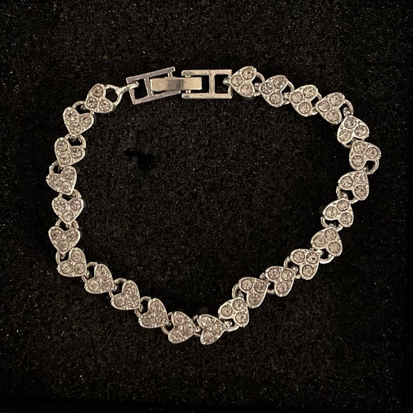 Silver Tone Crystal Heart Bracelet NIB - Picture 6 of 14